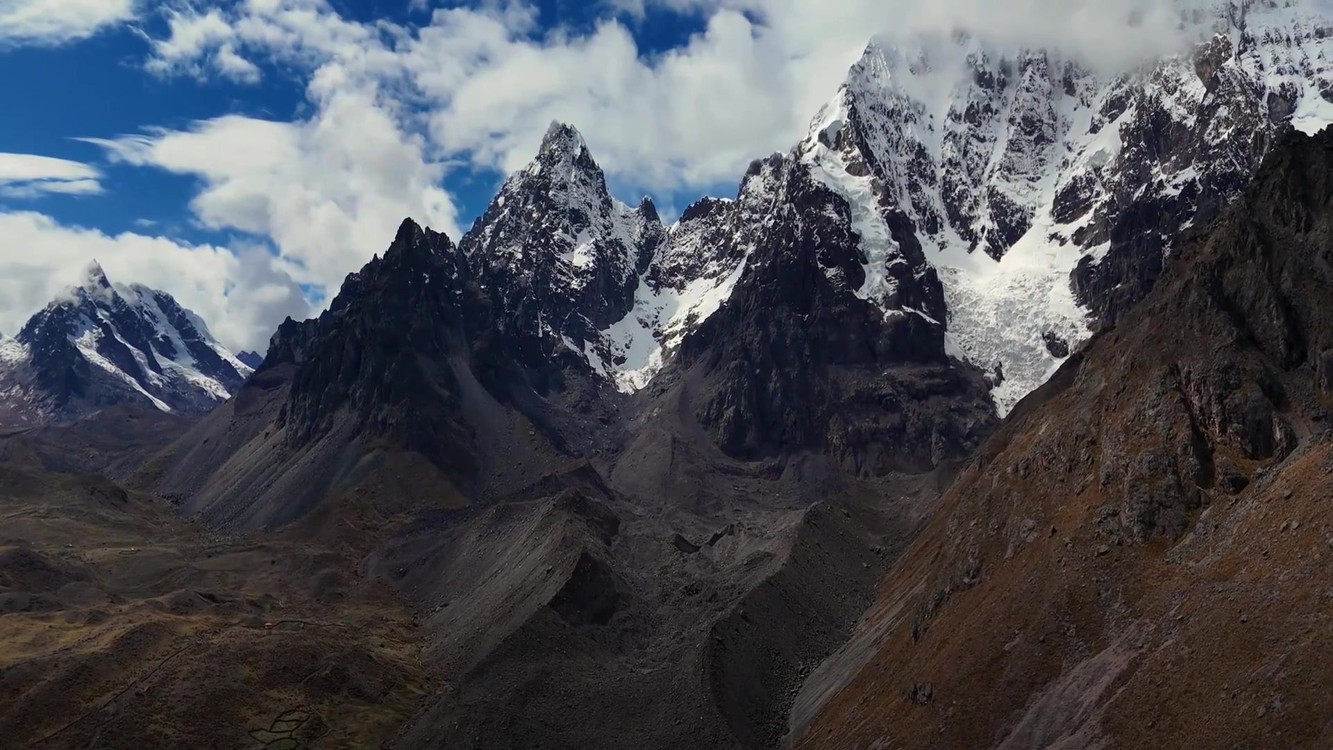 Cumbres nevadas de los Andes bajo un cielo azul