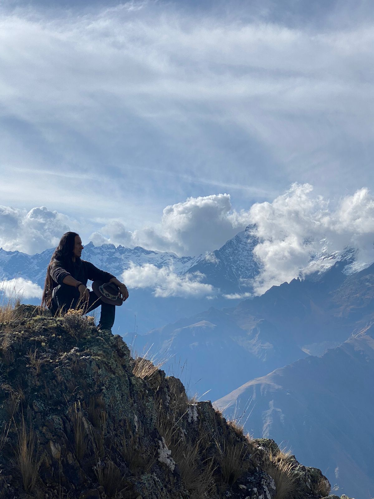 Pepe Ramos contemplando las cumbres nevadas de los Andes