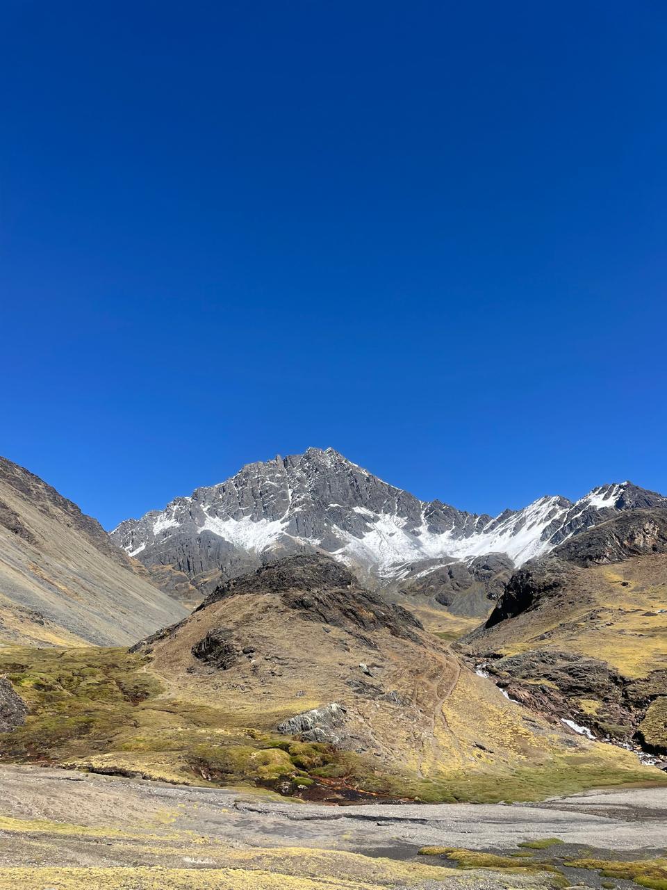 Nevado andino bajo un cielo azul intenso